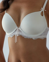Model wears Keyhole Push Up Bra in PRISTINE/SILVER PEONY. On body side view