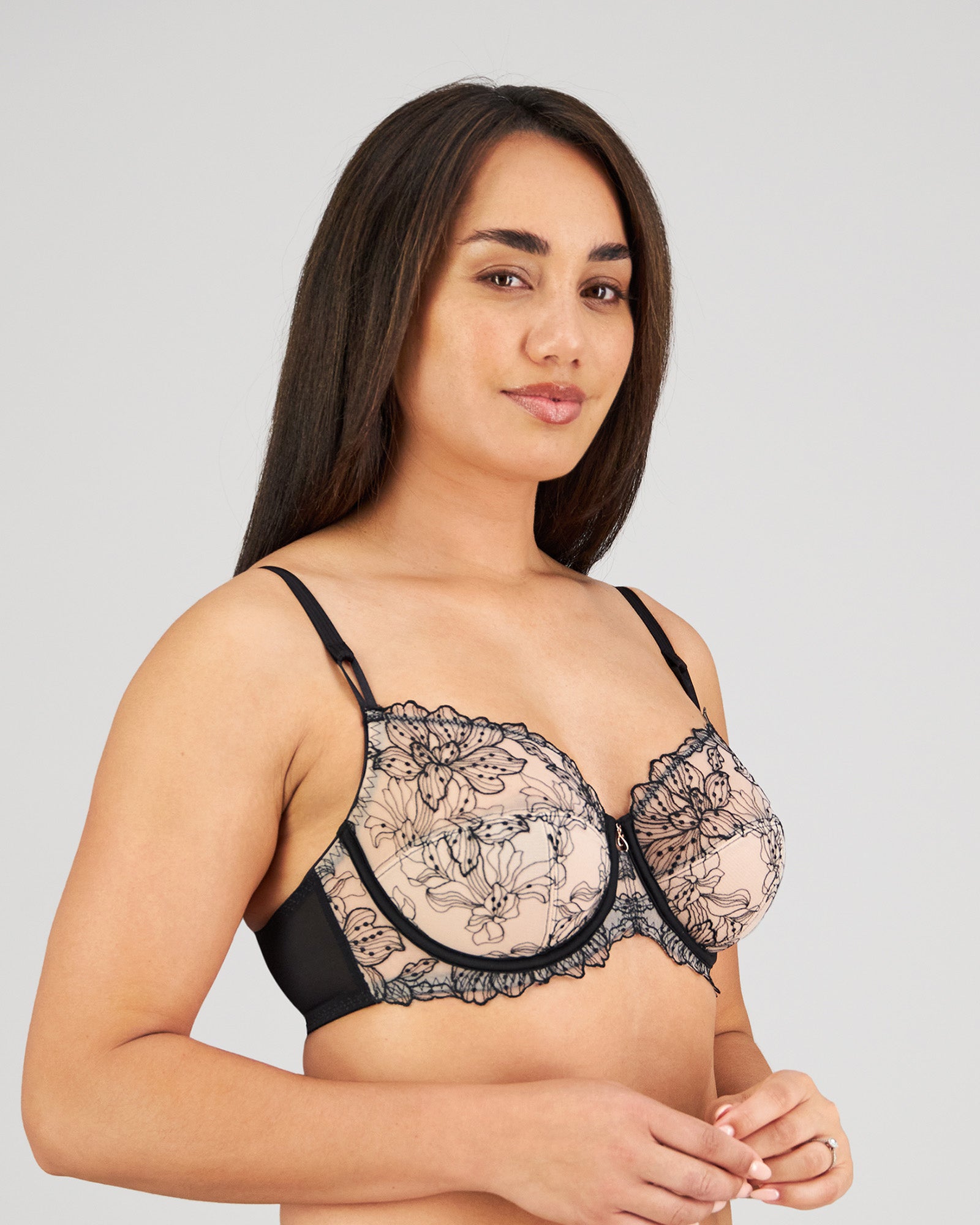 Model wears Magnetism Underwire Bra in BLACK/LATTE. On body side view