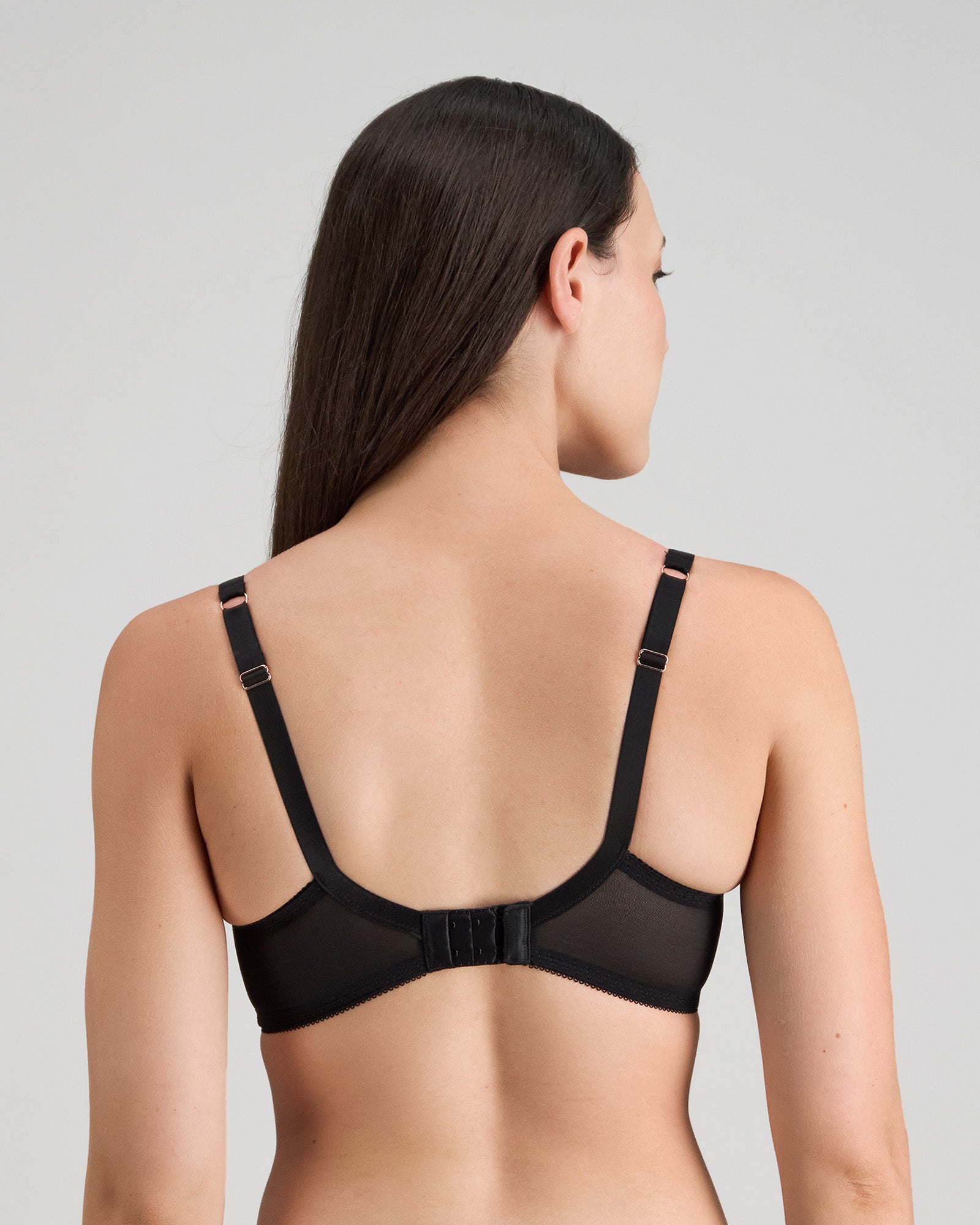 Model wears Aria Underwire Bra in BLACK. On body back view