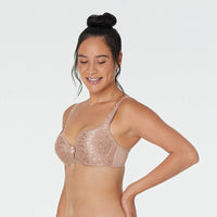 Model wears Damask Contour Bra in COCO CREME. On body side view