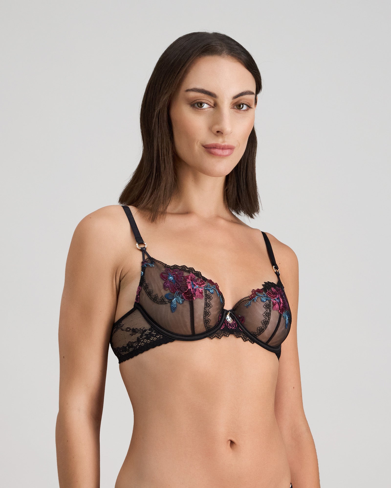 Model wears Niara Underwire Bra in BLACK/BEAUJOLAIS. On body side view