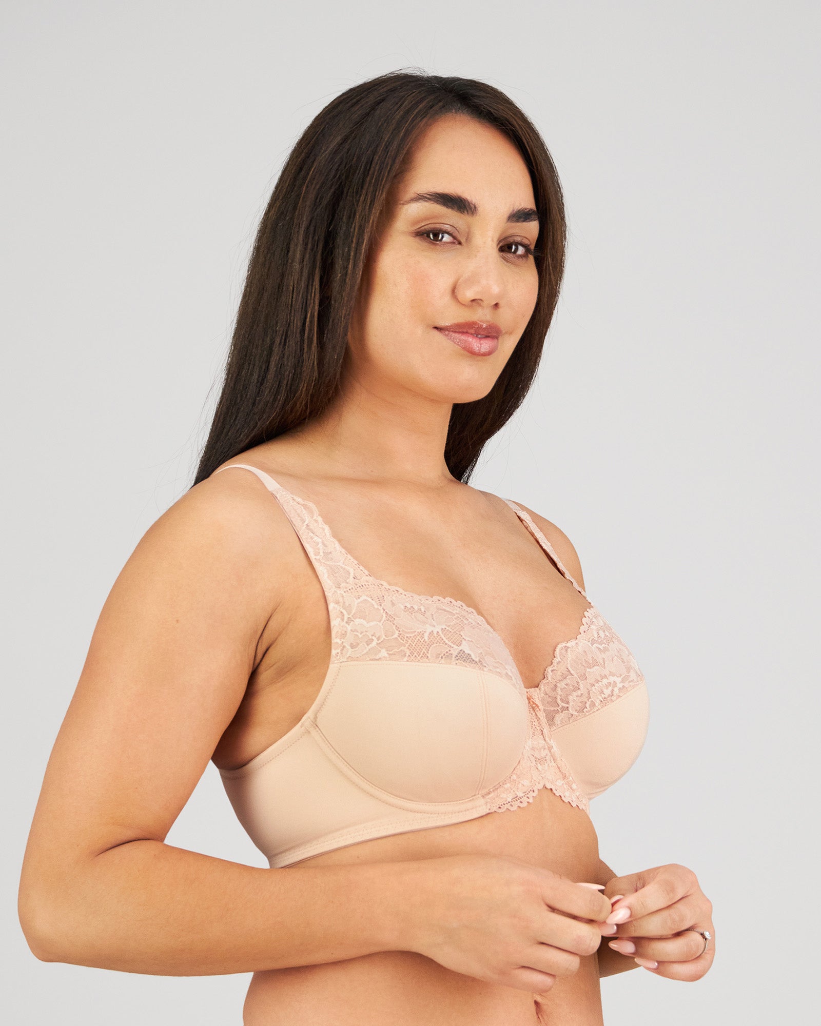 Model wears Laurel Underwire Bra in LATTE. On body side view