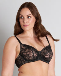 Model wears Daring Underwire Bra in BLACK. On body side view