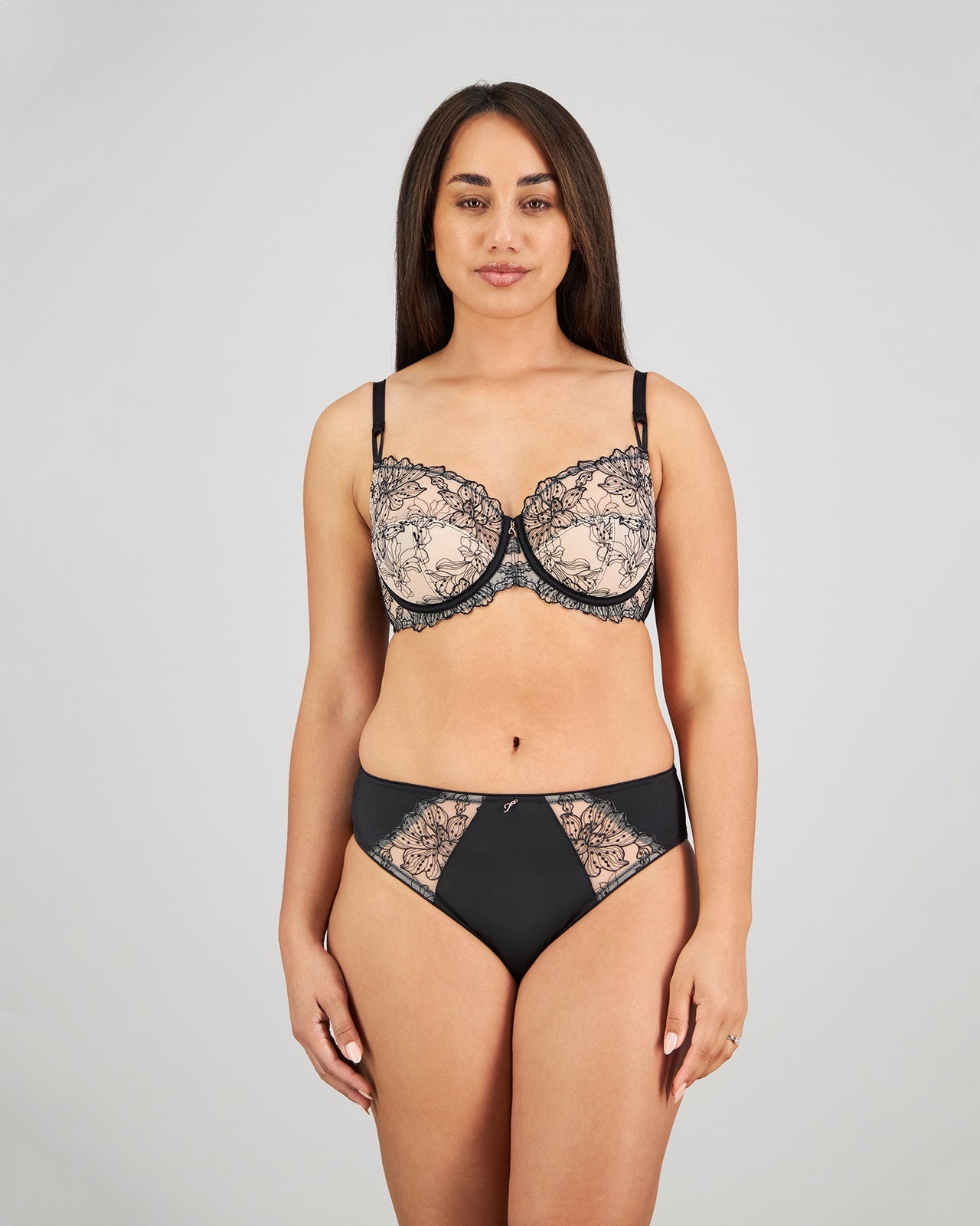 Magnetism Underwire Bra in BLACK/LATTE. Flat lay back view