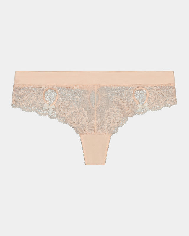 Zoe Thong in SCALLOP SHELL/GARDENIA. Flat lay front view
