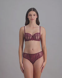 model-poses-in-sofia-lingeroe-set-in-figg-colour